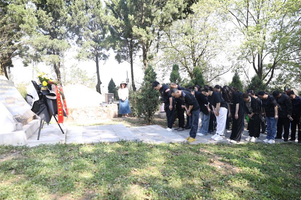 243-30烈士陵园扫墓