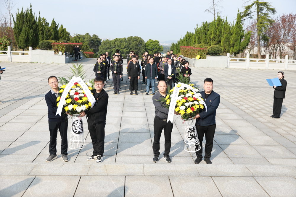 清明节烈士陵园缅怀先烈 (1)