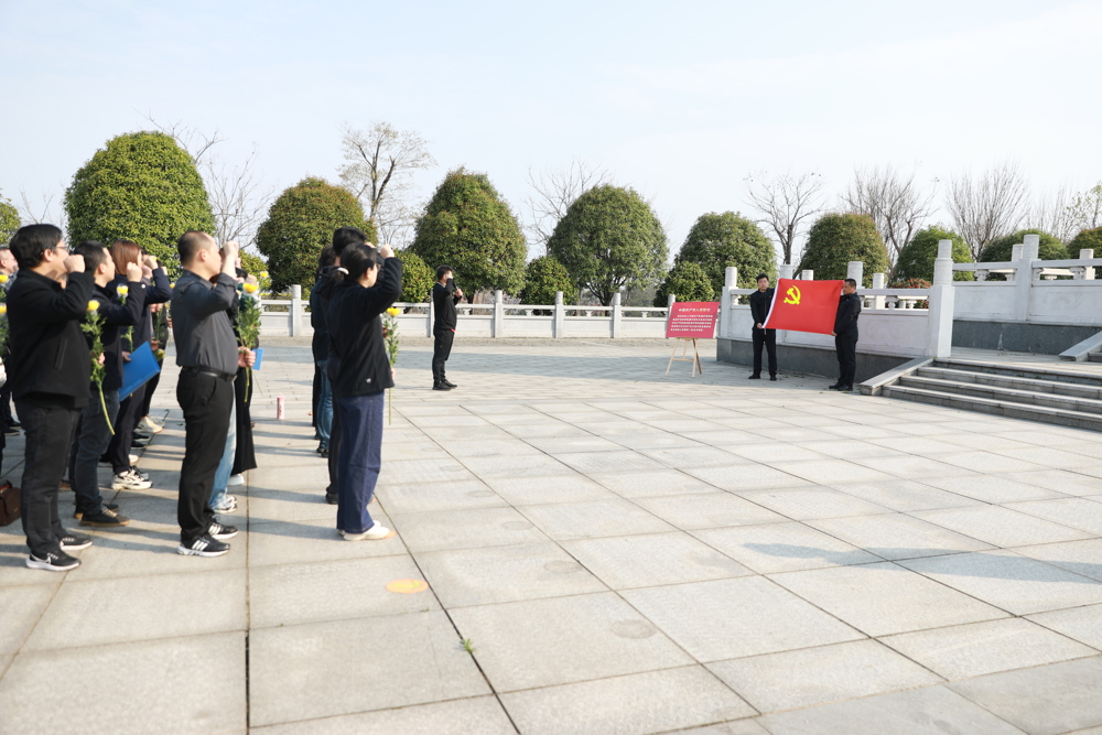 清明节烈士陵园缅怀先烈 (2)