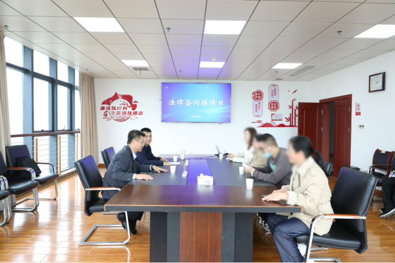 【医院动态】情系职工，法在身边 ——市二医院成功开展法律咨询日活动