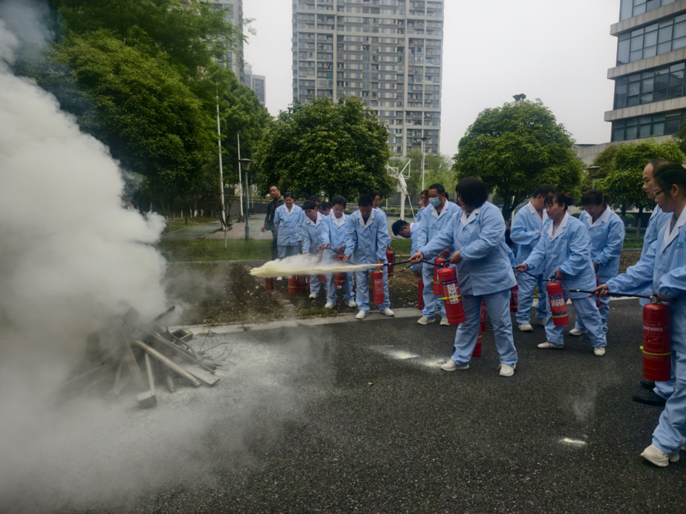 【医院动态】以练筑防·以训践安——常德市第二人民医院后勤保卫部开展护理员消防安全专项培训及实战演练